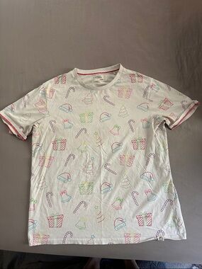 Free Planet White Short Sleeve Holiday Print Tee with Red, Green, Blue Accents